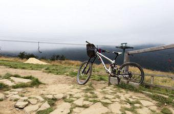 喀尔巴阡山的骑自行车的人左山自行车为<strong>喘息</strong>的机会的电梯厚雾的背景山景观山骑自行车站下一个的栏杆后快速旅行