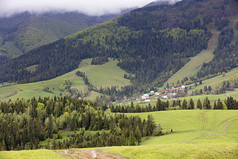 的谷的喀尔巴阡山脉的山在松柏科的森林庇护村与山电梯喀尔巴阡山山景观村的谷在松柏科的森林