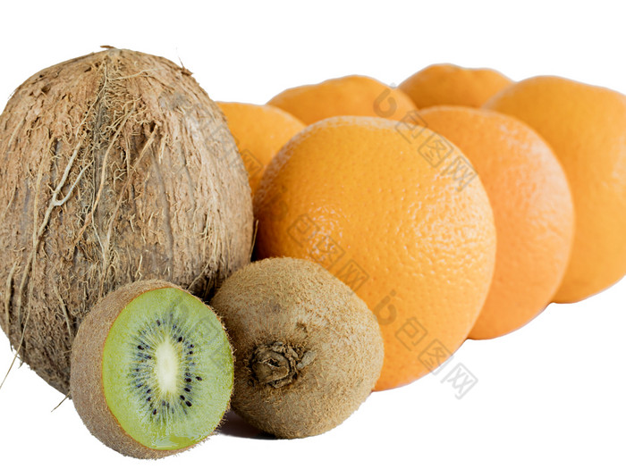 多汁的纸浆切片猕猴桃椰子背景和桩橙色白色孤立的背景成熟的猕猴桃棕色（的）椰子和桩橙色白色孤立的背景
