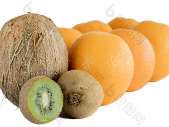 多汁的纸浆切片猕猴桃椰子背景和桩橙色白色孤立的背景成熟的猕猴桃棕色（的）椰子和桩橙色白色孤立的背景