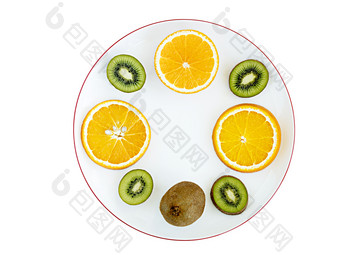 成熟的水果橙色和猕猴桃和减少成轮片白色瓷板板与石榴框架白色孤立的背景成熟的水果橙色和猕猴桃是减少成轮片白色瓷板与石榴Rim