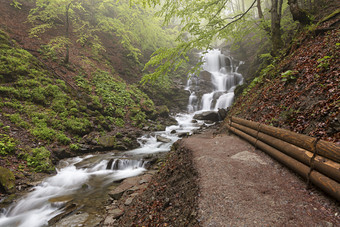 整洁路径的瀑布沿着的快山河之间的的山的喀尔巴阡山脉的山喀尔巴阡山路径的伟大的瀑布山河乌克兰