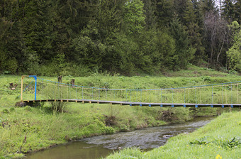 在的森林挂起悬<strong>架桥</strong>在山riversuspension桥在的山河在的明亮的绿色森林喀尔巴阡山乌克兰在的森林挂起悬<strong>架桥</strong>在山河