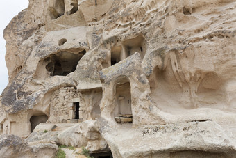 许多走廊和房间是挖空出老古董岩石的谷卡帕多西亚特写镜头视图特写镜头老砂岩洞穴住宅的山谷卡帕多西亚