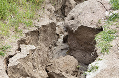 侵蚀破坏土壤山路径后重雨在绿色植被土壤侵蚀后重雨山路径