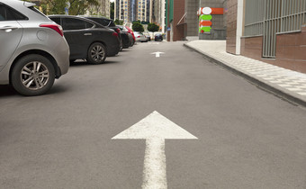 路标记箭头的沥青表明的<strong>方向</strong>为开车车辆附近的当地的区域的箭头的沥青表明的<strong>方向</strong>为的运动汽车