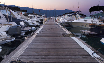 早....的海码头小道与许多停泊奢侈品和昂贵的游艇的港口布德瓦黑山共和国海码头与许多昂贵的游艇的港口布德瓦黑山共和国