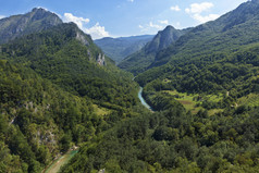 的前高悬崖的山黑山共和国在那里小村山河流通过的喉咙和带来了清洁水和凉爽美丽的视图的谷的山黑山共和国