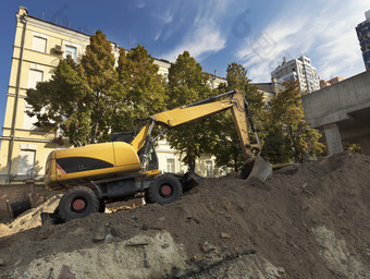 <strong>重建</strong>设挖掘机不断上升的的山在的建设路城市街中午<strong>重建</strong>设挖掘机在的建设路和新多层建筑