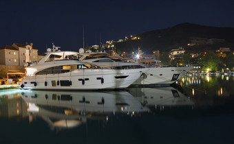 晚上的海码头与许多停泊奢侈品和昂贵的游艇的港口布德瓦黑山共和国海码头与许多昂贵的游艇的港口布德瓦黑山共和国