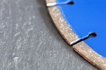 段钻石蓝色的切割阀瓣背景灰色的混凝土特写镜头段钻石切割阀瓣背景灰色的混凝土