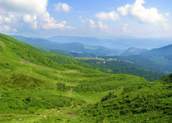 夏天明亮的一天的喀尔巴阡山农村小屋是的山腰美丽的典型的农村风景的喀尔巴阡山乌克兰夏天明亮的一天的喀尔巴阡山的山腰淹没了与阳光