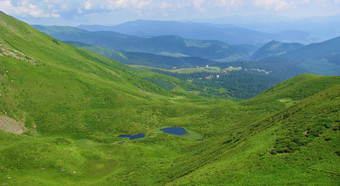 夏天明亮的一天的喀尔巴阡山两个山湖泊和农村小屋是位于的谷的喀尔巴阡山乌克兰山湖泊的谷的喀尔巴阡山脉的山明亮的夏天一天