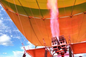 的火焰强大的气体燃烧器加热就变成了激烈的珊瑚颜色和填满的气球气球与热空气火珊瑚颜色来了出强大的气体火炬和填满气球气球与热空气