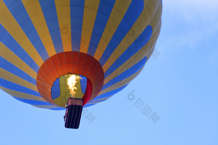 的火焰火加热的空气马特里瞳美丽的气球和提出了篮子游客的蓝色的天空视图从下面飞行美丽的气球的蓝色的天空特写镜头