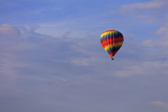 马特里五彩缤纷的美丽的气球提出了的旅游rsquo篮子的蓝色的天空下的太阳射线在的云飞行美丽的多色的和马特里气球的蓝色的天空