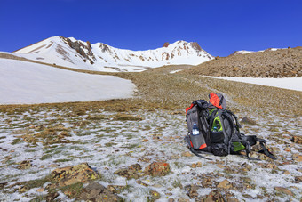背包游客是位于的小道的脚erciyes山对的背景清晰的蓝色的天空旅游背包是位于的脚的山erciyes