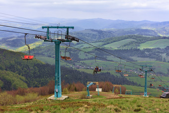的滑雪场携带游客和运动员和下来的山对的背景的夏天山风景的喀尔巴阡山滑雪场提出了游客和运动员和下来的山的喀尔巴阡山