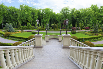 时尚的花岗岩楼梯与栏杆与美丽的雕刻栏杆经典风格俯瞰的美丽的草坪上华丽的花园美丽的花岗岩楼梯与雕刻栏杆