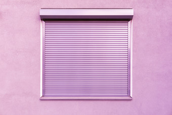 光粉红色的金属百叶窗的窗户的<strong>外观</strong>的房子金属百叶窗的窗口的<strong>外观</strong>的房子