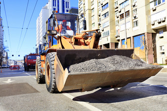 路工人运输废墟重<strong>建设</strong>推土机桶在路<strong>建设城市</strong>街中午路工人携带砾石重<strong>建设</strong>推土机桶在巷道修复