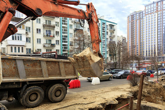 <strong>重建</strong>设挖掘机桶电梯沙子成的回来卡车在收集器修复城市街金属桶<strong>重建</strong>设挖掘机挖掘沟当修复城市收集器的车道