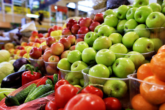 明亮的背景新鲜的水果绿色红色的黄色的苹果西红柿黄瓜辣椒酱的托盘的市场和吸引注意绿色红色的黄色的苹果水果和蔬菜为出售的市场