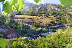 的清晰的绿松石水山河流之间的岩石海岸和石头急流的农村中央黑山共和国视图的山河克服岩石海岸和石头急流在的农村的山黑山共和国