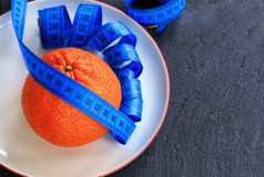 橙色成熟的普通话和计谎言白色瓷板的概念健康的饮食为重量损失普通话板和计概念健康的吃