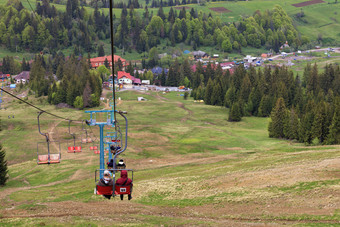 山电梯降低游客成的谷的村和的脚的山的背景的夏天山景观的喀尔巴阡山山电梯携带人成的谷的村和的脚的山