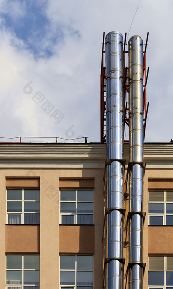 片段的外观和重建住宅建筑排气空气系统与访问的屋顶的建筑修复和改造的外观现代住宅建筑与现代排气系统和访问的屋顶