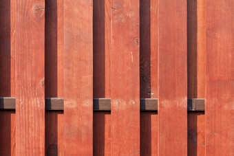 新垂直木栅栏与<strong>横向</strong>棕色（的）板材画与保护红棕色浸渍纹理木栅栏与新垂直棕色（的）背景