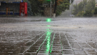 的十字路口的路的绿色光交通光基斯的倒<strong>雨城市</strong>街重<strong>雨</strong>的人行道上和沥青路照亮绿色交通光