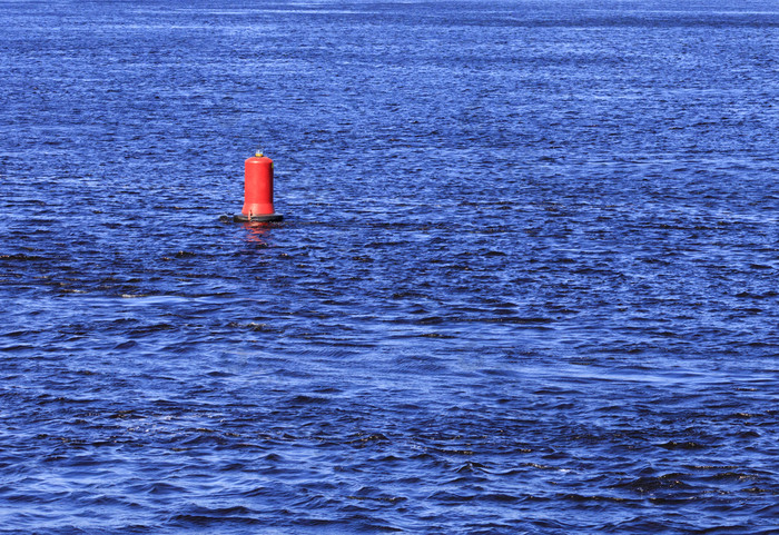 视图的蓝色的水域的河和的红色的浮标哪一个摇摆的波红色的浮标短发的蓝色的波宽河