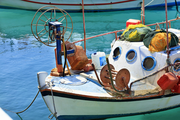 钓鱼船与钓鱼网锚定的清晰的水域的爱奥尼亚海洛特拉基哥林多希腊的弓老钓鱼船锚定的清晰的水域的爱奥尼亚海