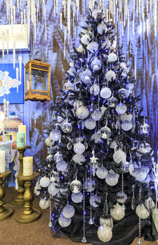 集合银星星圣诞节球圣诞节装饰物装饰冰柱照亮蓝色的灯纤细的圣诞节树圣诞节玩具和星星圣诞节俗丽的装饰冰柱和蓝色的灯挂圣诞节树