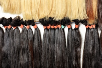 头发的护理女头发技术风格和美概念自然黑色的和白色棕色（的）<strong>闪亮</strong>的彩色的<strong>闪亮</strong>的健康的人类头发包为扩展和织假发使自然黑色的和白色棕色（的）<strong>闪亮</strong>的束健康的头发
