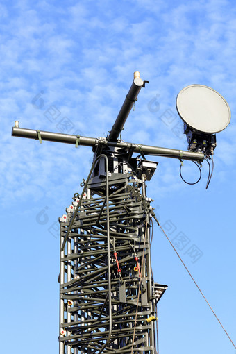 可伸缩的电信桅杆与场天线为的实现广播拦截敌人敌人信号战时对和平蓝色的天空可伸缩的场天线为的实现广播拦截敌人信号战时