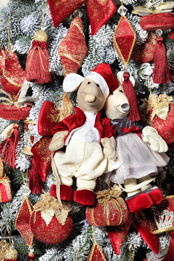 一对装饰玩具<strong>老鼠</strong>穿着红色的连衣裙外套和优雅的衣服是挂圣诞节树的夏娃的<strong>老鼠</strong>一年新一年庆祝活动概念一对装饰玩具<strong>老鼠</strong>包厢里穿着红色的衣服的夏娃的<strong>老鼠</strong>一年的背景的新一年树
