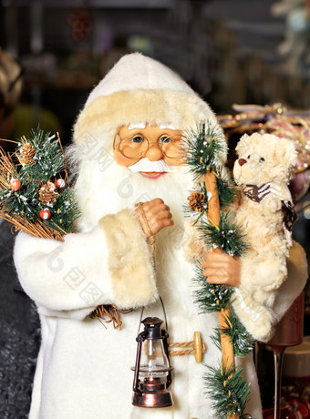 装饰玩具圣诞老人老人白色皮毛外套与冷杉分支机构视锥细胞老灯他的手和小泰迪熊结婚圣诞节概念装饰玩具圣诞老人老人白色皮毛外套