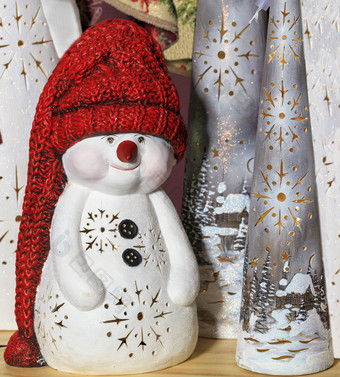装饰玩具雪人长红色的针织他新一年夏娃对的背景新一年圣诞节帽肖像装饰玩具雪人长红色的针织他