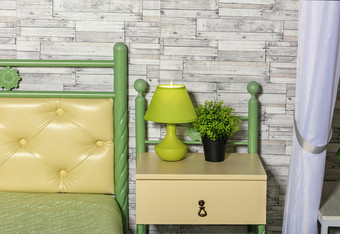新鲜的柔和的绿色和黄色的语气的床上绿色花盆优雅的表格灯黄色的床边表格完美的结合灰色的墙球老木木板新鲜的柔和的风格和的室内的卧室床头板对的背景木马赛克老木板条