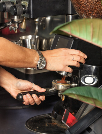 手咖啡师夫人磨咖啡谷物咖啡机准备咖啡表示机街咖啡馆专业磨新鲜烤咖啡表示机手咖啡师磨咖啡豆子咖啡机使喝