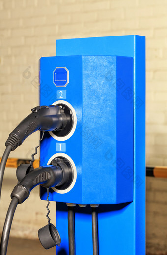 现代充电站为汽车与两个喷嘴明亮的蓝色的的地下<strong>停车</strong>现代充电站为汽车明亮的蓝色的的地下<strong>停车</strong>