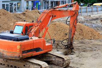 重<strong>履带</strong>建设挖掘机挖掘战壕为城市公用事业公司建设网站在路修复城市街夏天一天图像与复制空间重建设挖掘机<strong>履带</strong>桶挖掘沟在收集器修复城市街