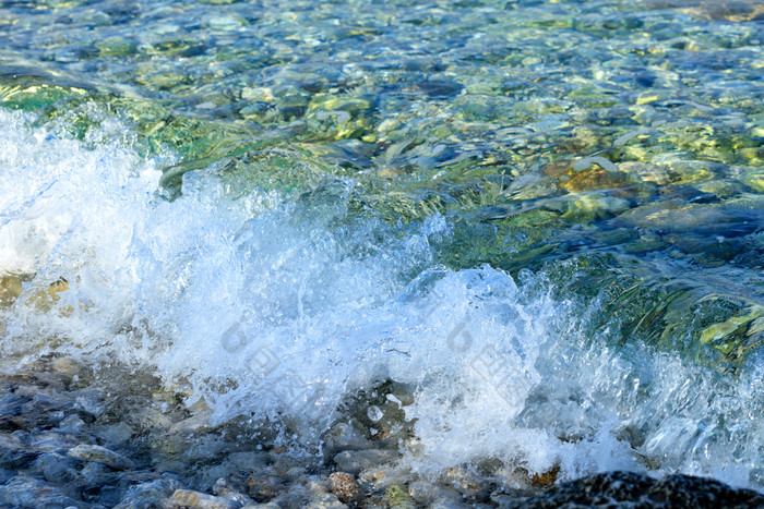 美丽的海波与透明的和绿松石泡沫卵石海滩图像与复制空间飞溅纯绿松石海波卵石的海滨
