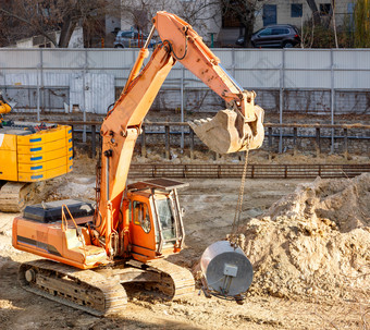 重履带建设挖掘机电梯和携带大砂浆混合机为铺设混凝土桩的基金会的未来首页图像与复制空间重履带建设挖掘机作品坚固建设网站在住宅建筑的城市区域