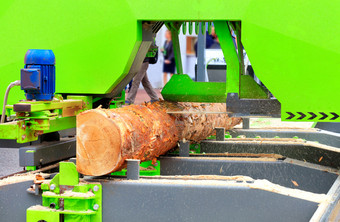 大松日志自动很快和准确地减少现代锯木厂接收的必要的木材现代木工锯木厂很快和准确地自动削减日志特写镜头