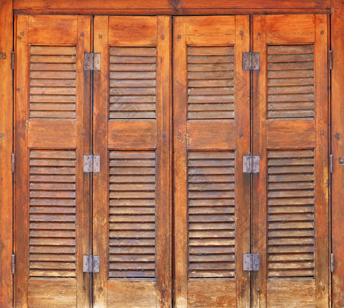 木橙色百叶窗老木窗口帧与金属铰链和水平倾斜的板条老橙色木窗户与木百叶窗和金属铰链的希腊风格