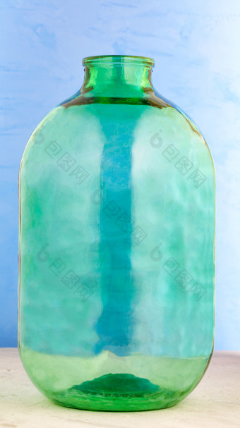 升玻璃Jar厚绿色玻璃不错的大体积玻璃容器为的实用存储和运输任何含酒精的和其他和液体升玻璃Jar使厚绿色玻璃蓝色的背景